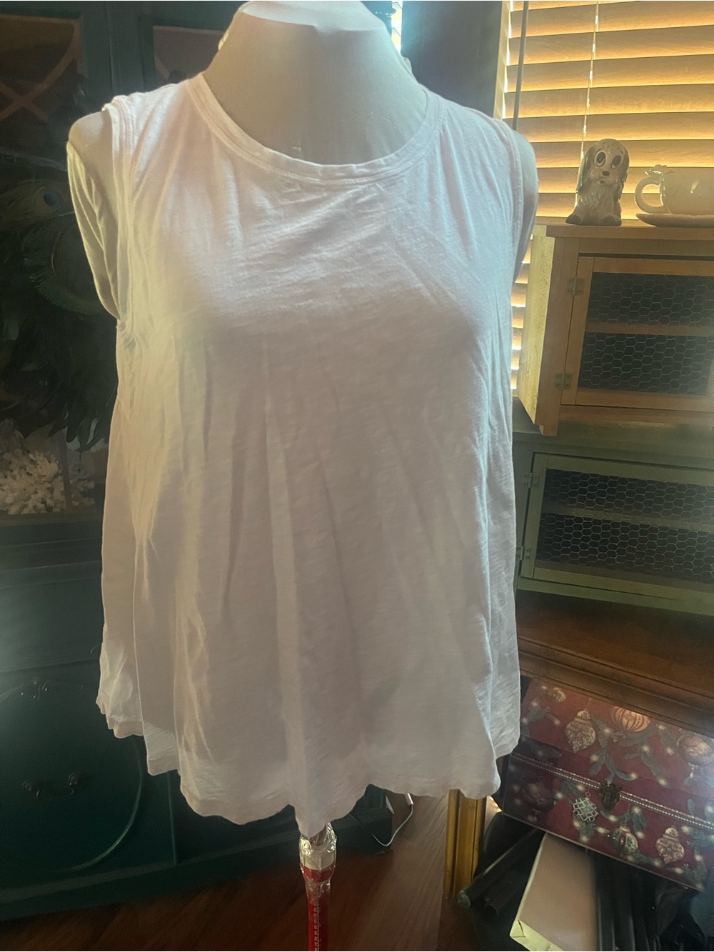 Urban Flax Designs medium Women’s White Sleeveless Tank Top